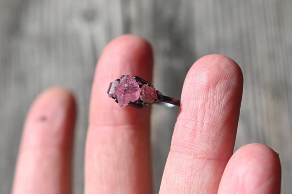 Pink tourmaline ring, size 4, black silver ring, raw stone ring, … - Picture 4 of 10